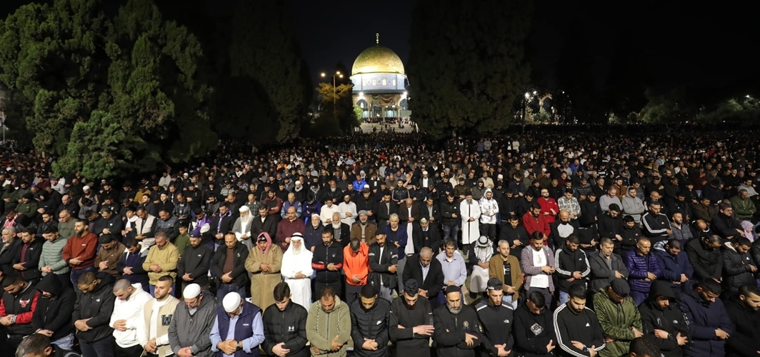 Thousands Defy Israeli Restrictions, Perform Tarawih Prayers at Al-Aqsa Mosque
